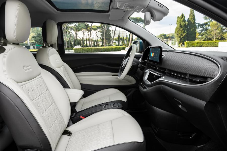 Интерьер Fiat 500 la Prima (332) 2020 года  (фото 19 из 41)